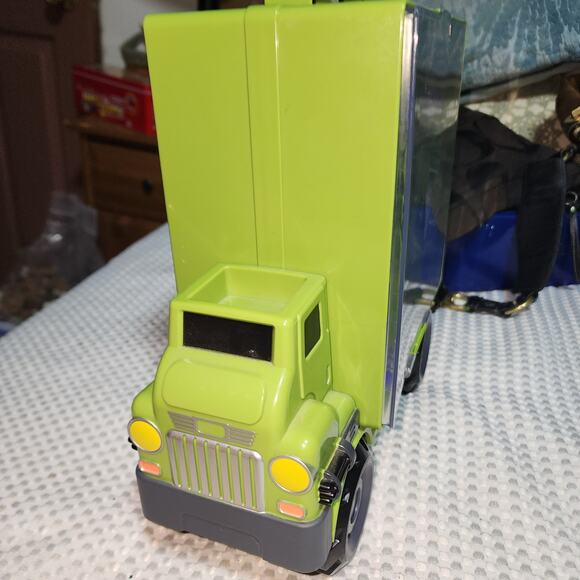 LITTLE GREEN MEN EUC BATTLE TRANSPORT WITH FIGURINES SET